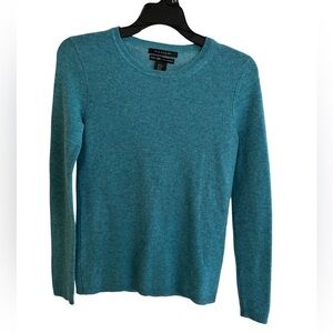 Tahari Thin Women’s Cashmere Sweater
Size XS
Color: melange blue
